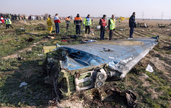 Restos del avión accidentado el pasado miércoles en Teherán, Irán. Foto AFP 