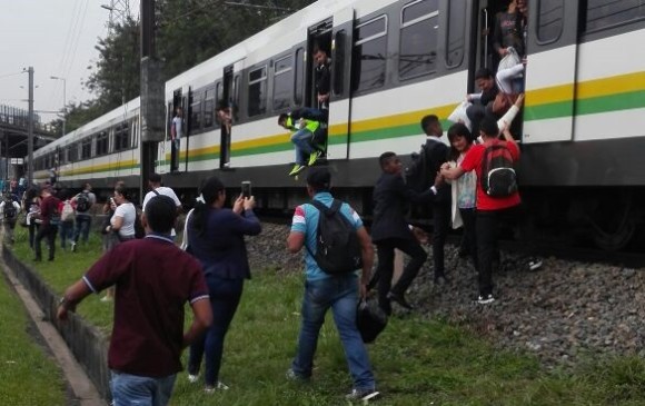Por la falla del contratista, usuarios del metro tuvieron que bajarse de los trenes. FOTO CORTESÍA