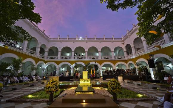 Muchos años después, frente al monumento en el Claustro de la Merced, Colombia le rindió un justo homenaje a su más ilustre escritor. FOTO AFP