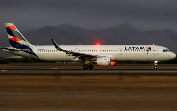 En tierra permanecen los aviones de Latam, mientras se resuelve el conflicto laboral. Foto La República