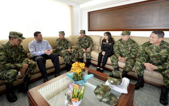 Los tres liberados se reunieron el pasado domingo con el ministro de defensa, Juan Carlos Pinzón. FOTO CORTESÍA