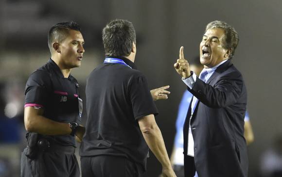 Esta es la imagen del primer altercado entre ambos seleccionadores. Pinto acusó a Panamá de haber comprado árbitros. FOTO afp