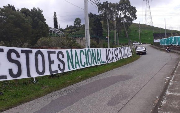 Pancartas puestas en Guarne el viernes pasado. FOTO: TOMADA DE TWITTER @LDSoficial