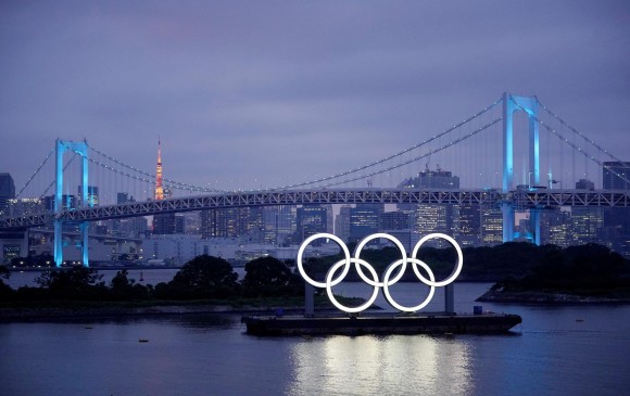 Los aros olímpicos iluminan el agua cerca del Puente del Arco Iris en el Parque Marino de Odaiba (Japón). FOTO EFE