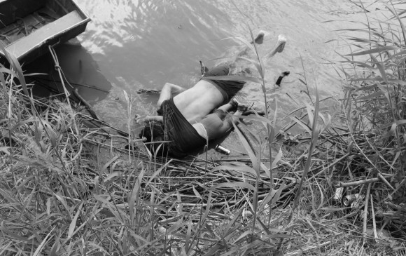 Un padre y su hija de menos de dos años perdieron la vida al intentar cruzar el río Bravo. FOTO EFE