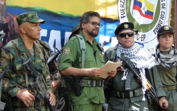 “Iván Márquez” (centro) anuncia en un video el rearme de las Farc. Foto: EFE