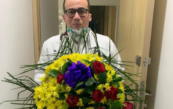 El médico Buelvas con la corona fúnebre. Foto Cortesía