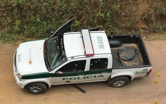 La camioneta en la que viajaban el comandante de Policía de Santa Fe de Antioquia y su conductor fue emboscada. Los ocupante sobrevivieron al repeler el ataque a tiros. FOTO Cortesía