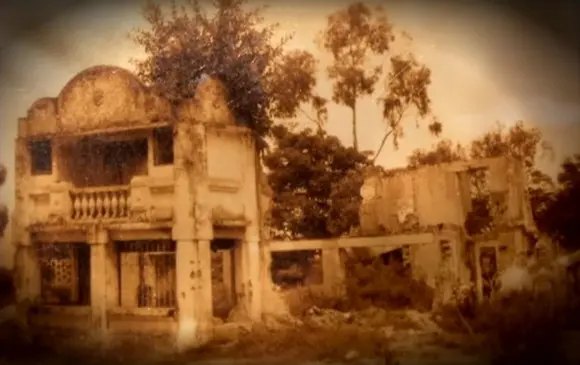 Esta es una de las pocas fotos que quedan del hotel Sabaneta, antiguo campo de concentración de alemanes señalados como nazis, cuando ya estaba en ruinas. FOTO HÉCTOR CUESTA - Tomada del video de Youtube El Hotel Sabaneta: el campo de confinamiento para nazis en Colombia.