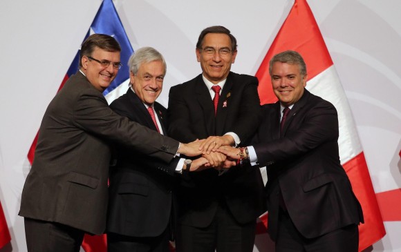 Secretario de Relaciones Exteriores de México, Marcelo Ebrard, junto a los presidentes de Chile, Sebastián Piñera; de Perú, Martín Vizcarra; y de Colombia, Iván Duque, momentos después de firmar la Declaración de Lima. FOTO: EFE.