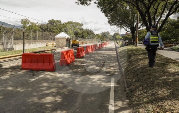 Los trabajos de reparación se concentran en el puente vial que cruza la quebrada La Iguaná. FOTO ESTEBAN VANEGAS