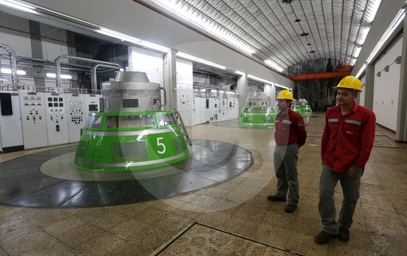La central hidroeléctrica Guatapé (foto) sufrió un incendio de grandes proporciones en enero del año pasado. El de Playas, también en el oriente de Antioquia, aún se investiga. FOTO MANUEL SALDARRIAGA