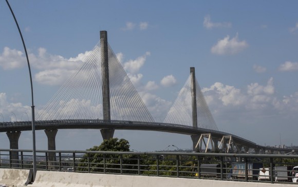 El puente Pumarejo atraviesa el río Magdalena en Barranquilla y Soledad en el departamento de Atlántico y, a mediano plazo, permitiría la navegabilidad del río. Foto: Esteban Vanegas Londoño