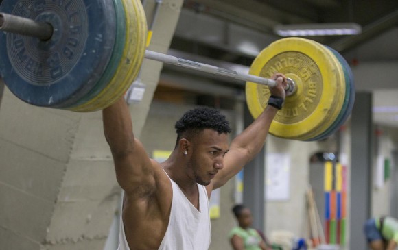 Jhor Esneider Moreno se encargó este martes de darle otra medalla a la delegación colombiana en el Mundial de Pesas. FOTO JUAN ANTONIO SÁNCHEZ