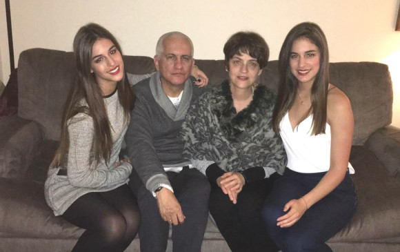 Carlos Mario Peña, su esposa y sus dos hijas. Desde distintos sectores lamentaron la muerte de esta familia. FOTO cortesía