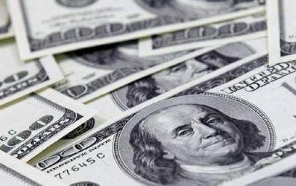 Mientras el peso se devaluó 5,9 en los últimos dos meses, el valor del barril de crudo Brent se incrementó 38,19 % desde diciembre del año pasado. FOTO COLPRENSA