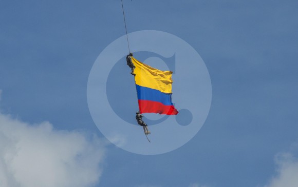 En el momento del percance, el helicóptero se había alejado totalmente del área del Desfile de Silleteros. Sobrevolaba la cabecera norte de la pista del Olaya, junto a la calle 30. FOTO CARLOS VELÁSQUEZ