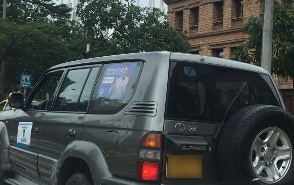 Ciudadanos denunciaron que un vehículo oficial estaba haciendo propaganda política en víspera de elecciones. FOTO: CORTESÍA 