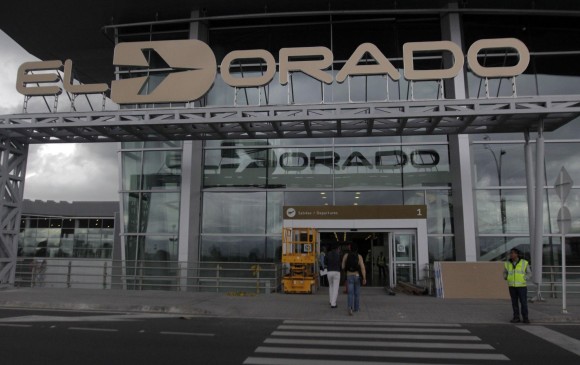 La alerta se encendió por un pasajero chino que llegó al Aeropuerto El Dorado en Bogotá. Foto: ColprensaQ