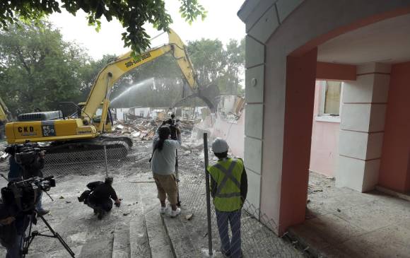 La caja fuerte fue descubierta bajo los cimientos de la casa que Escobar. FOTO AP