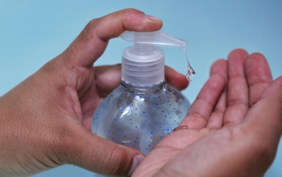 Los médicos recomiendan optar por el lavado de manos con agua y jabón para evitar accidentes al manipular objetos inflamables. FOTO: COLPRENSA.