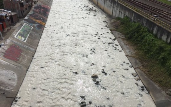 Imagen de cuando el río Medellín amaneció teñido de blanco el pasado 18 de mayo del presente año. FOTO Archivo Cortesía @Pipe_OH en Twitter