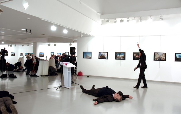 Las fotografías del asesinato del embajador ruso Andréi Kárlov, en diciembre de 2016, le dieron la vuelta al mundo. FOTO YAVUZ ALATAN / SOZCU / REUTERS