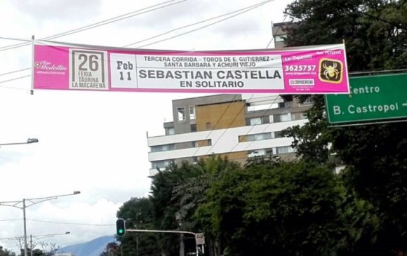 Con este pasacalles, que incluye el logo de Ron Medellín, estarían promocionando la feria taurina en la capital antioqueña. FOTO CORTESÍA