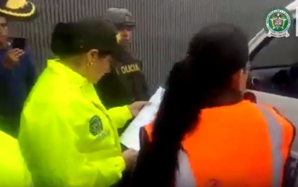 Una mujer está entre las personas capturadas. Fue detenida en inmediaciones al aeropuerto El Dorado. FOTO CAPTURA DE VIDEO