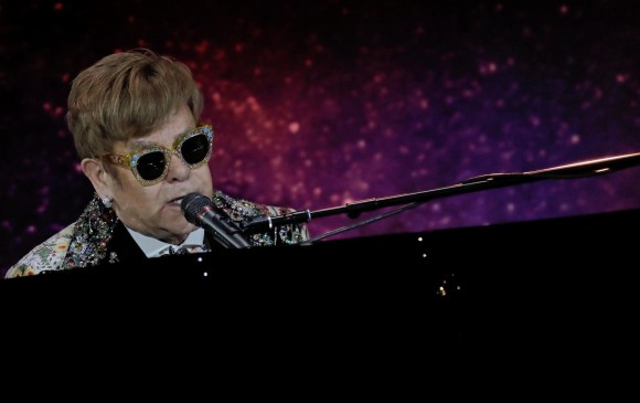 El cantante británico Elton John se vio obligado a suspender un concierto este domingo en la ciudad neozelandesa de Auckland tras perder su voz por una neumonía atípica que le había sido diagnosticada algunas horas antes. FOTO: EFE