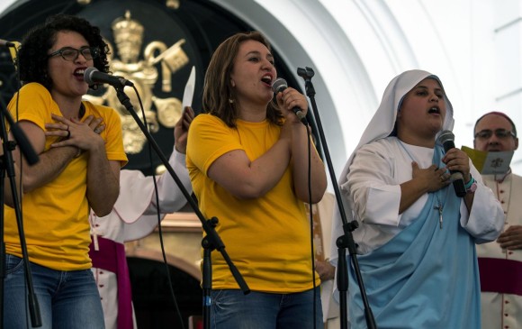 “En la iglesia hay varios ritmos, hay varias personas que tienen diferentes formas de amar y de alabar a Dios”, dijo María Valentina. FOTO: AFP