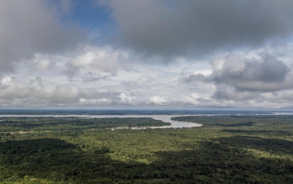 Más de 15.000 barriles, según grupos indígenas, acabaron en los ríos de la región cuando tres conductos de dos oleoductos que van desde la Amazonía, en el oriente, hasta la costa ecuatoriana, se rompieron el 7 de abril debido a un desplome de tierra en una región altamente sísmica y erosionada. Foto: Santiago Mesa Rico