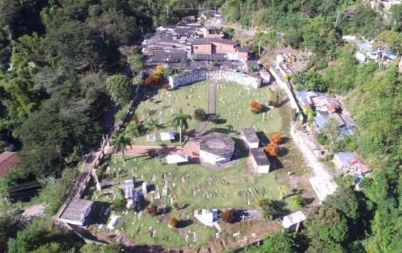 Vista aérea del cementerio La Merced, en Dabeiba. FOTO Cortesía JEP