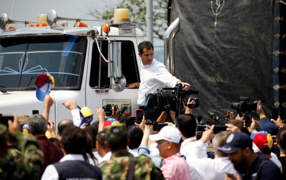 Guaidó se transporta en el camión que lidera la caravana de ayuda. FOTO REUTERS
