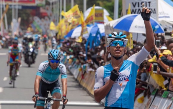 Séptima etapa que gana Edwin Ávila en su carrera deportiva. Ayer fructificó una fuga de más de 80 kilómetros de los 103 que tuvo la cuarta fracción en el Tour de Ruanda. FOTO coretesía@ultimo_km1 