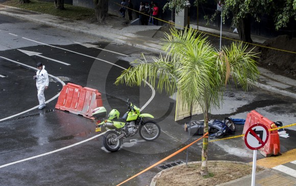 Testigos del hecho le reprocharon a la policía que el motociclista no estaba armado. FOTO: SANTIAGO MESA