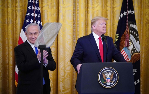 Donald Trump lanza su plan de Paz para Medio Oriente junto a Benjamin Netanyahu. Foto: AFP
