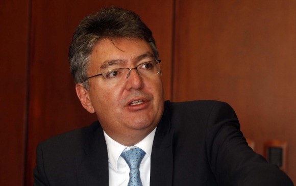 Mauricio Cárdenas, ministro de Hacienda, confirmó que la cartera aprobó el monto solicitado por la Registraduría para las consultas interpartidistas. FOTO COLPRENSA. 