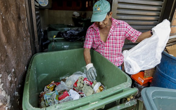 Recicladores de la tercera edad, beneficiados por al medida. FOTO: Jaime Pérez