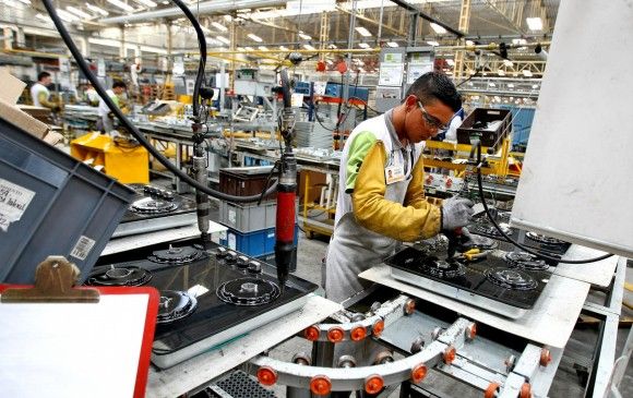 De acuerdo con Mauricio Perfetti, director del Dane, nueve de los 12 sectores que se tienen en cuenta para la medición presentaron variación positiva. FOTO JUAN ANTONIO SÁNCHEZ