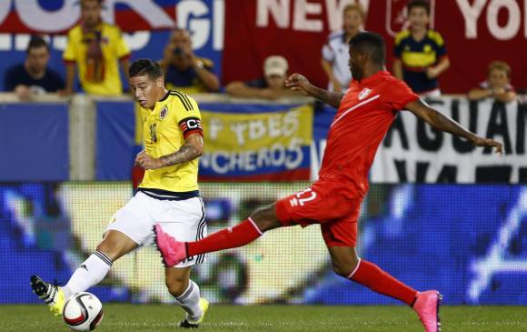 En partido amistoso contra Perú, James recibió un golpe que lo sacó del juego. FOTO AP.