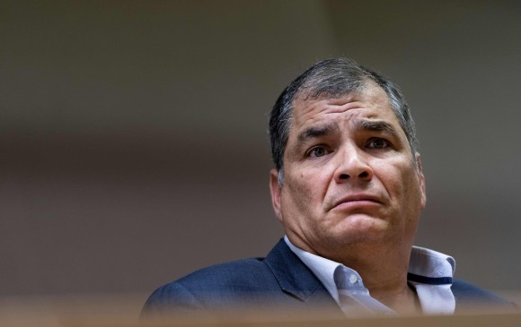 La justicia de Ecuador ordenó el miércoles bien entrada la noche la captura del expresidente Rafael Correa, quien vive en Bélgica, tras haber confirmado su condena a ocho años de prisión por corrupción. Foto: AFP