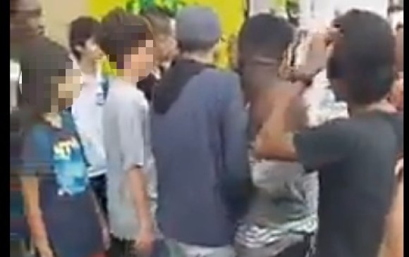 Los golpes, gritos, empujones e insultos que recibió el joven Dairon Córdoba Martínez quedaron registrados en un video que circuló por redes sociales. Foto: cortesía, tomada de video