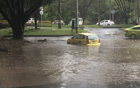 Múltiples inundaciones en vía pública se registraron en Medellín. FOTO CORTESÍA