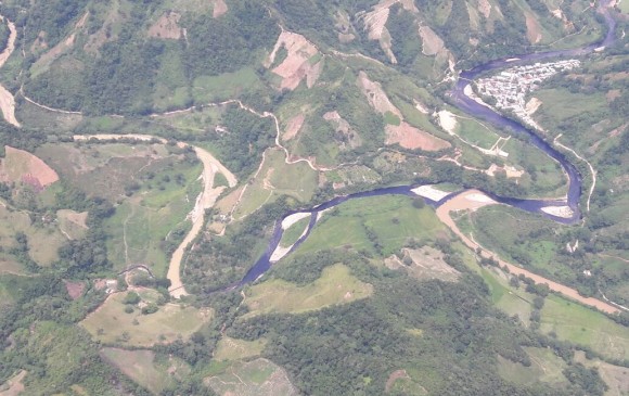 Así lucía el derrame de crudo en el río Catatumbo, tras un daño registrado a finales de septiembre. FOTO: Cortesía Ecopetrol