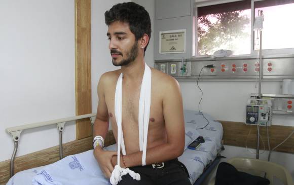 Mauricio Alzate sufrió varias lesiones como consecuencia de la agresión por parte de los contratistas de la Alcaldía de Medellín. FOTO RÓBINSON SÁENZ