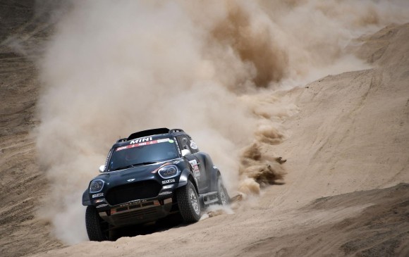 Las dunas árabes fueron escenario de la carrera del Dakar en 2020. Volverán a hacer historia en 2021. FOTO AFP