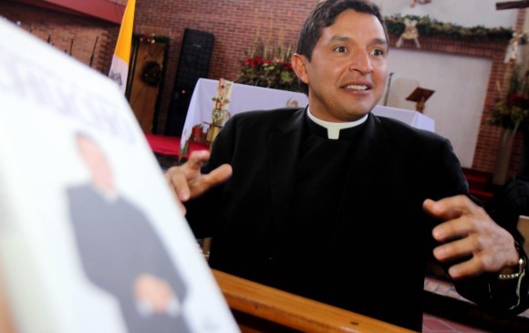 El padre Chucho es sacerdote de la parroquia Jesús Amor Misericordioso del barrio Castilla, en Bogotá. FOTO: COLPRENSA
