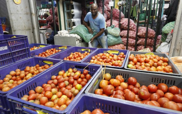La mayoría de irregularidades están relacionadas con la compra de alimentos para poblaciones vulnerables. FOTO MANUEL SALDARRIAGA