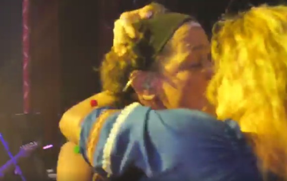 Esta vez es un beso robado, sucedió en Canadá, donde el artista ofreció un espectáculo.